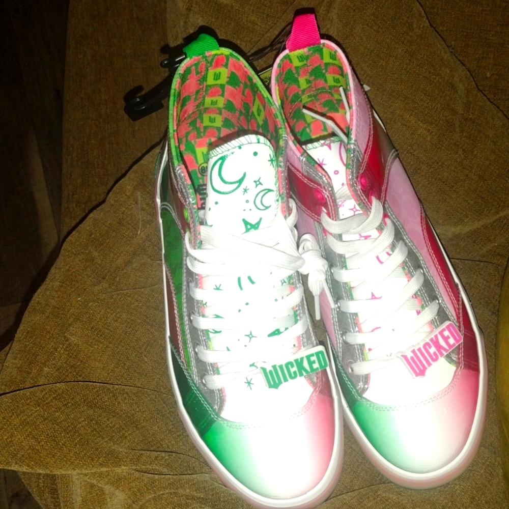 Women’s size 8.5 Ground Up - WICKED Movie shoes - Pink and Green, Runs Large!